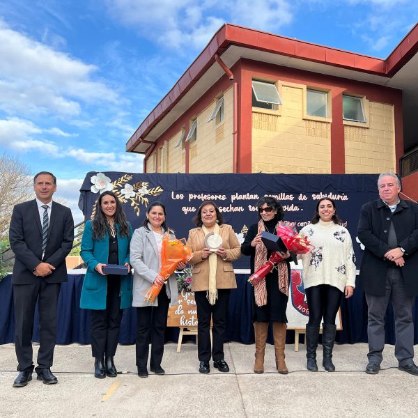 Homenaje a Docentes Texia Marín y Mariela Ibacache