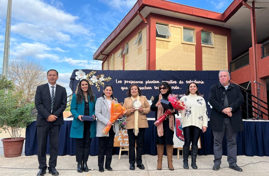 Homenaje a Docentes Texia Marín y Mariela Ibacache
